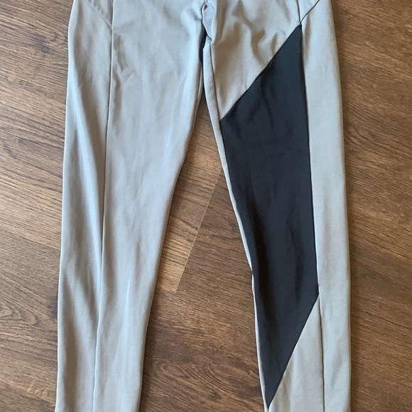 Gymshark gray and black athletic leggings with pockets size XS - Picture 3 of 6